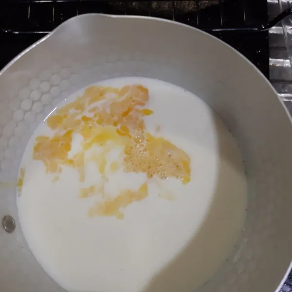 Masukkan telur yang sudah dikocok lepas ke dalam susu. Aduk rata.
