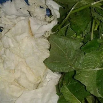 Potong-potong bayam dan kol nya, sisihkan.
