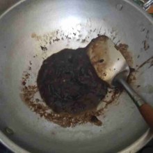 Masukkan petis udang, lalu tuang air dan garam, aduk rata. Masak hingga mengental.