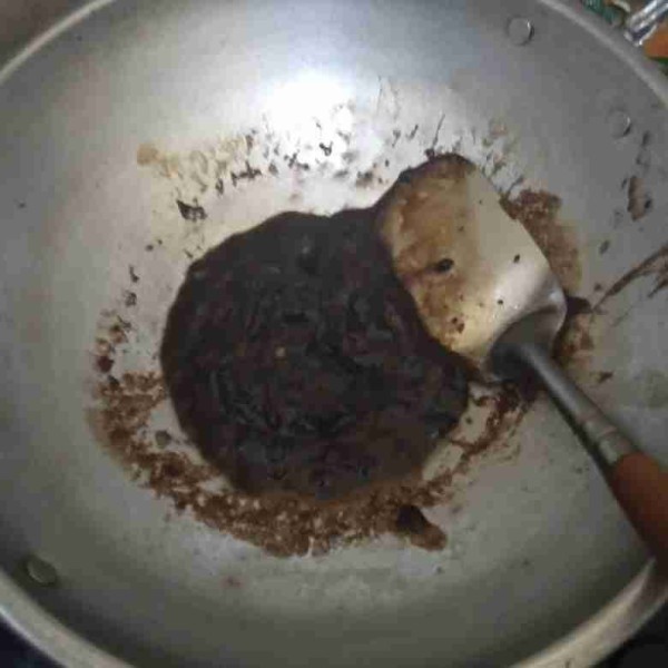 Masukkan petis udang, lalu tuang air dan garam, aduk rata. Masak hingga mengental.