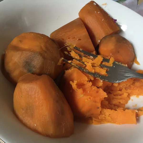 Kukus ubi kemudian hancurkan dengan garpu, kelapa parut ikut di kukus ya kasih sejumput garam sisihkan dulu.