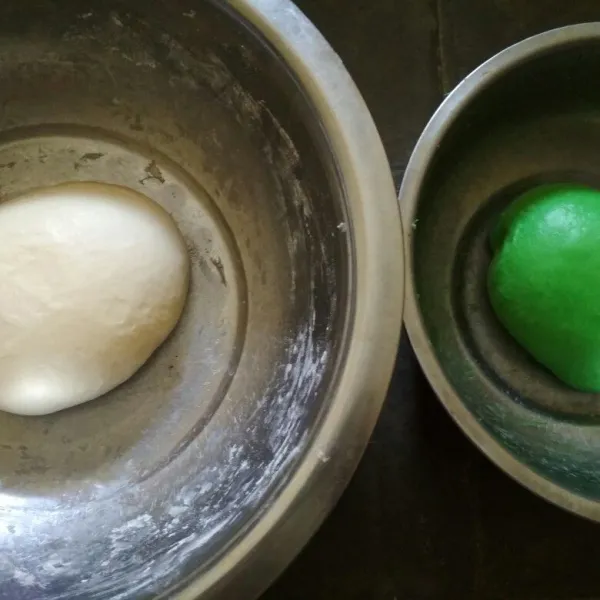 Bagi dua adonan, adonan putih lebih banyak dari adonan hijau, untuk adonan yang hijau tambahkan pasta pandan secukupnya uleni hingga rata. Diamkan hingga mengembang 2 kali lipat kurang lebih 1 jam dengan ditutup kain kering.