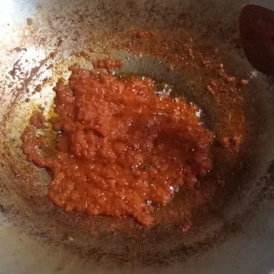 Tumis Bumbu Halus dengan secukupnya minyak goreng hingga bumbu matang. Koreksi rasanya.