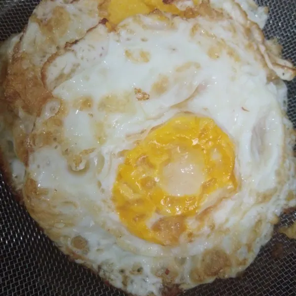Goreng telur ceplok. Sisihkan.
