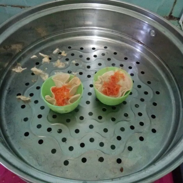 Siapkan kulit pangsit, isi adonan dan tambahkan irisan wortel diatasnya, kukus selama 30 menit. angkat dan sajikan.