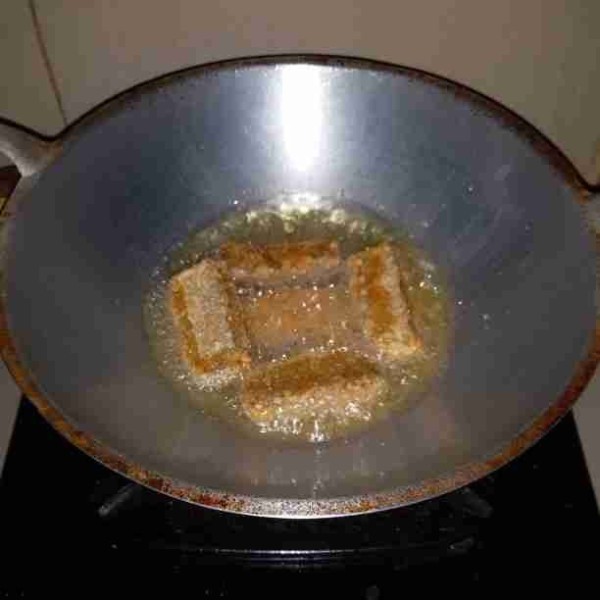 Goreng nugget ubi ungu di dalam minyak panas hingga berwarna keemasan. Angkat dan tiriskan. Atau bisa juga masukan ke dalam wadah kedap udara lalu simpan ke dalam freezer sebagai frozen food.