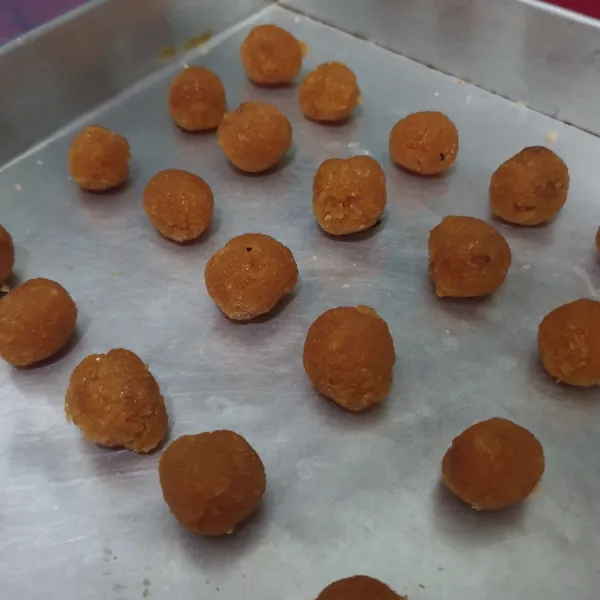 Angkat dari wajah dan buat adonan tadi menjadi bulat kecil lalu diamkan.