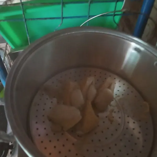 Setelah matang, angkat tahu aci lalu sisihkan.