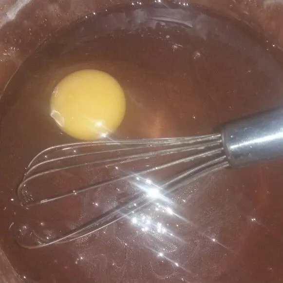 Masukkan 1 butir telur, aduk kembali hingga tercampur rata.
