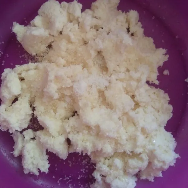Campurkan singkong parut, 1 sdm gula, 1/2 sdt garam, dan vanili, aduk hingga rata.