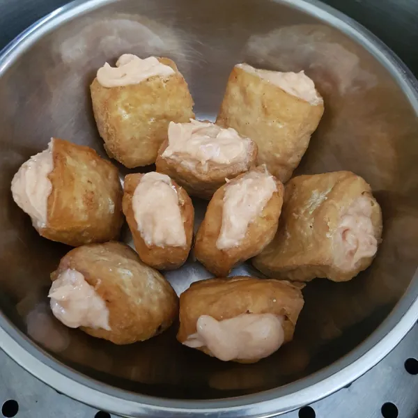 Kemudian kukus tahu bakso dalam kukusan panas selama 30 menit.