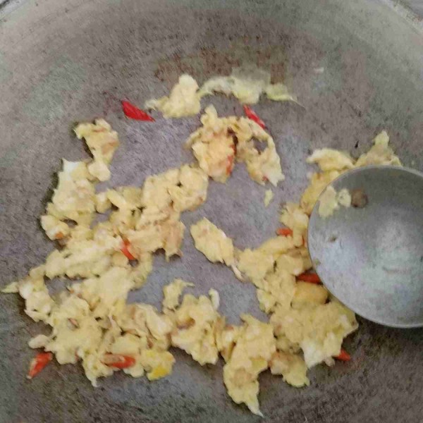 TYambahkan telur lalu diorak-arik sampai telur matang.