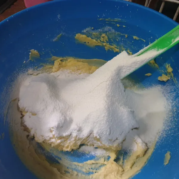 Kemudian masukkan campuran bahan kering yang terdiri dari 150 gr tepung protein sedang, 25 gr susu bubuk, 1 sdm maizena lalu aduk rata menggunakan spatula selama 5 menit.