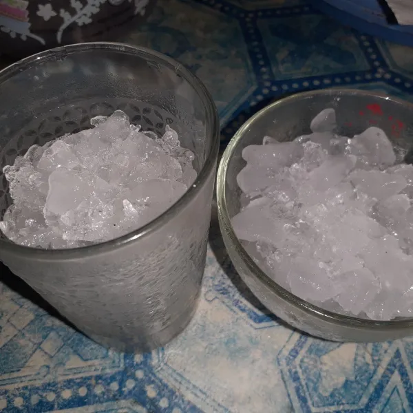 Remukkan es batu hingga hancur, masukan dalam gelas.