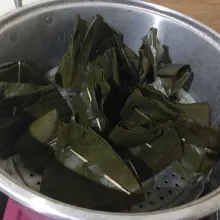 Angkat lalu tiriskan, bisa dimakan setelah dingin agar bentuknya sudah rapih dan tidak lembek.