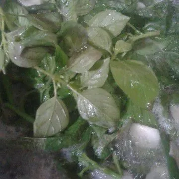 Masukkan juga bayam dan kemangi, masak sebentar saja.