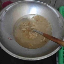 Tuang air, biarkan mendidih.