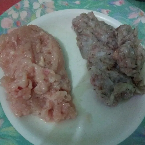 Cincang halus ayam dan udang, sisihkan.
