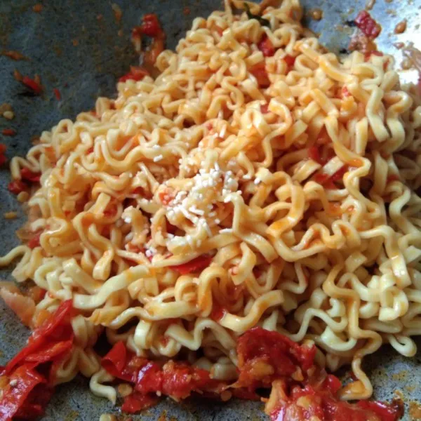 Aduk rata, tambahkan sedikit air, garam dan kaldu jamur, masak hingga mie matang sempurna.