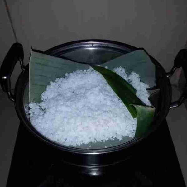Campurkan kelapa parut, tepung maizena dan garam. Aduk hingga tercampur rata. Masukkan daun pandan kemudian kukus selama 10 menit.