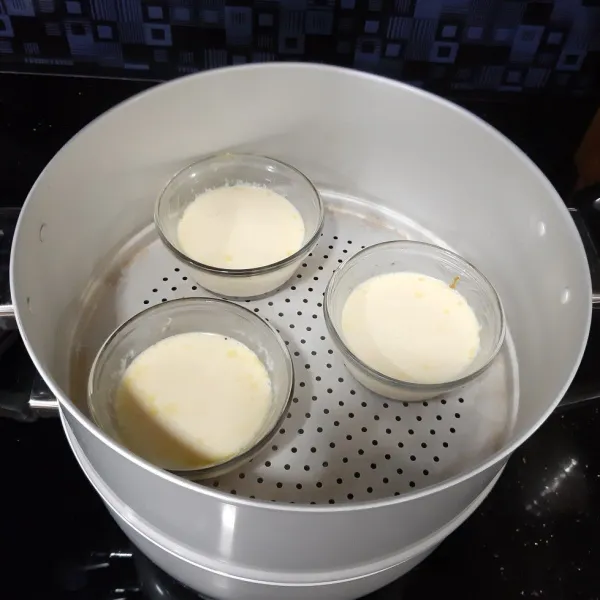 Kukus selama 30 menit dengan api kecil. Jangan sampai terkena air dari tutup dandang, kalau kena bisa berpori. Angkat lalu dinginkan. Masukan ke dalam kulkas.