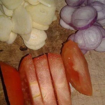 Potong-potong bumbu iris, sisihkan.