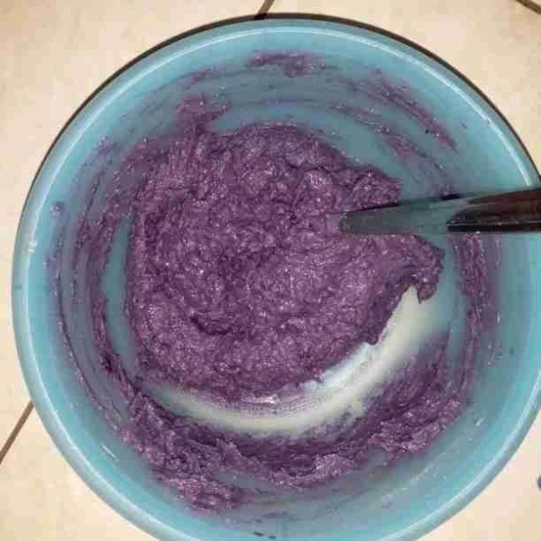 Masukan telur kemudian aduk hingga tercampur rata. Lapisi loyang dengan carlo atau baking paper atau margarin. Tuang adonan ke dalam loyang sambil diratakan.