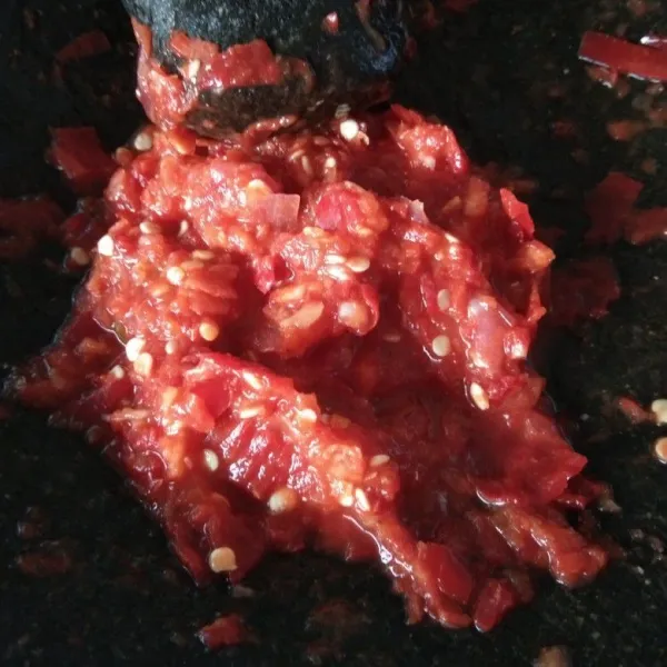 Haluskan bumbu halus, sisihkan.