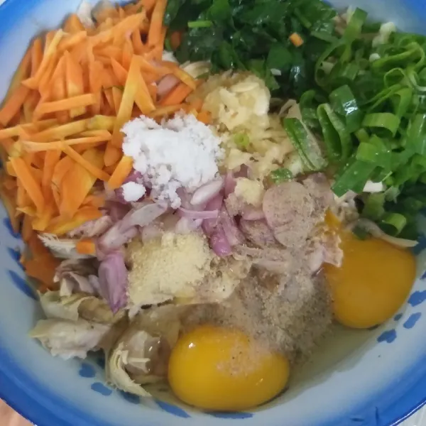 Tambahkan sayuran iris dan bumbu-bumbu.