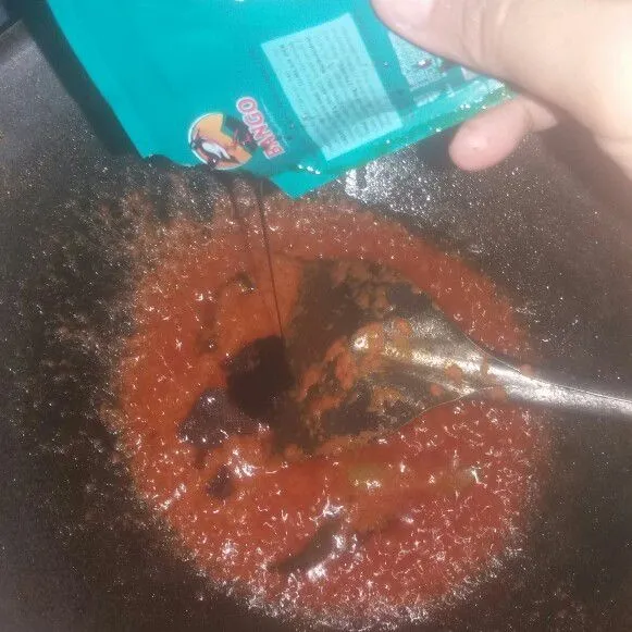 Tambahkan gula merah, kecap dan air asam jawa. Aduk hingga tercampur rata.