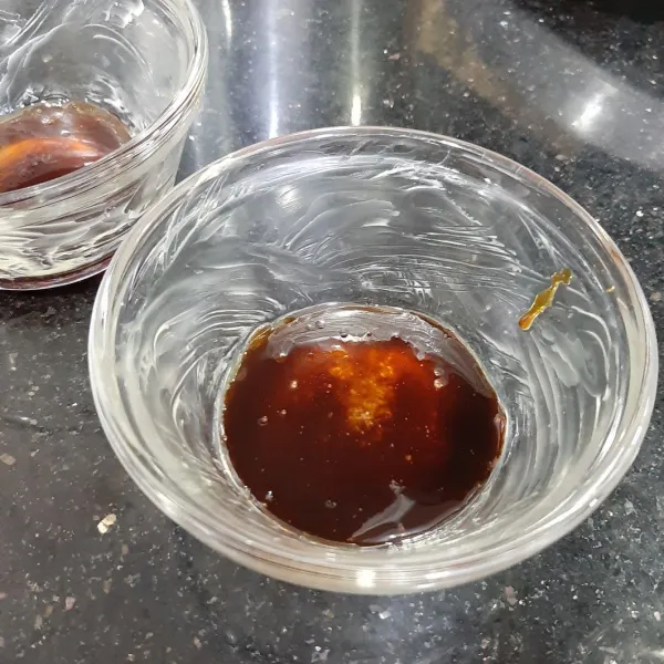 Caramel : jika sudah cokelat, lalu taruh di wadah tahan panas yang sudah diolesi mentega.