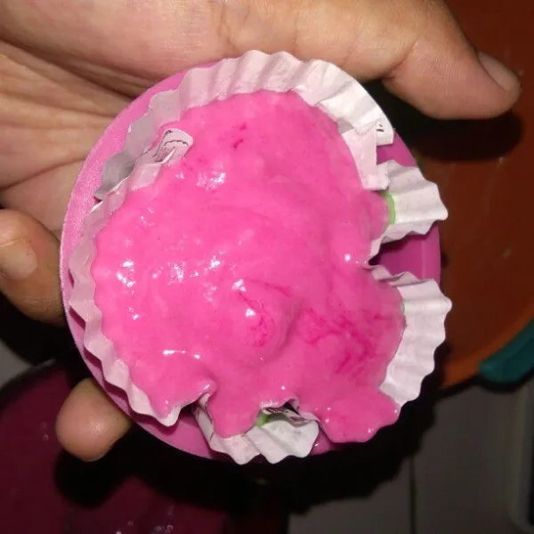 Kemudian timpa dengan adonan merah hingga cup hampir penuh.