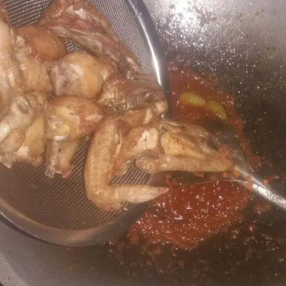 Masukkan ayam, aduk-aduk sebentar.