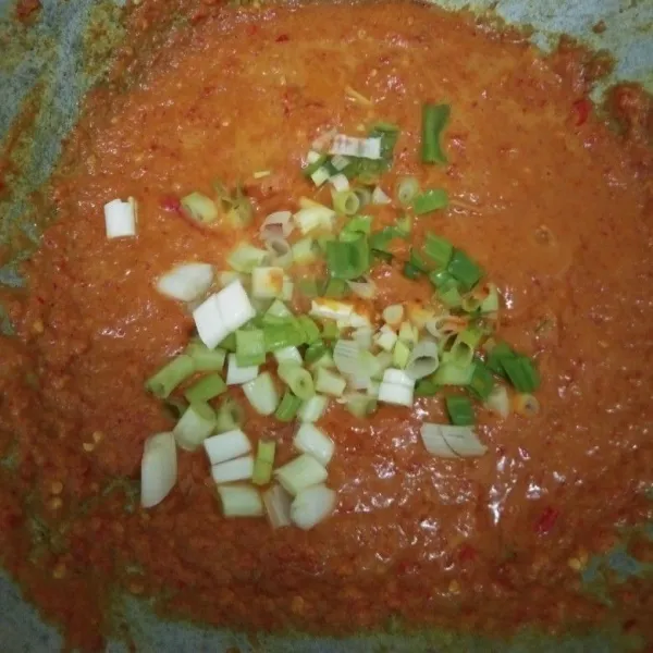 Campurkan tomat dan daun bawang aduk hingga matang.