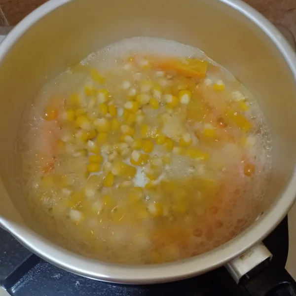 Rebus jagung, wortel dan buncis, masukkan buncis ketika jagung dan wortel hampir matang.