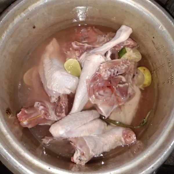 Cuci bersih ayam, siapkan wadah untuk merendam ayam dengan air, perasan jeruk nipis dan garam (1 sdm). Diamkan agar meresap dan bau amis hilang (2 menit).