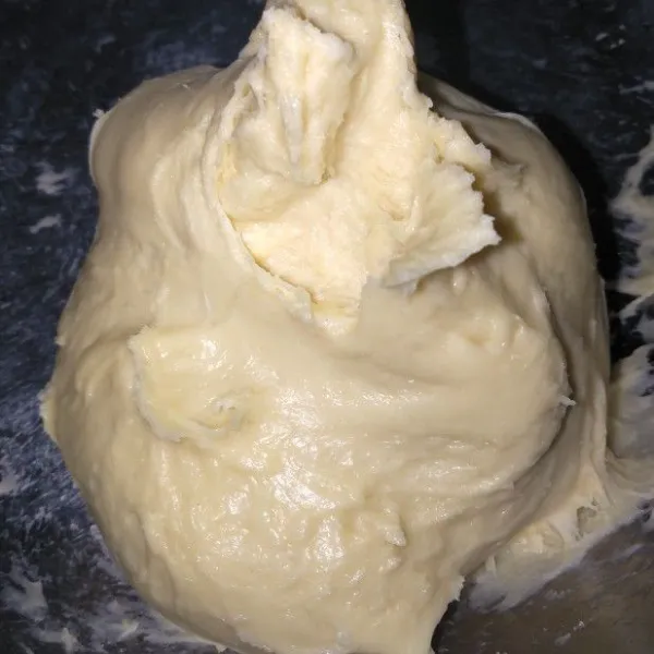 Kempiskan adonan aduk sebentar.