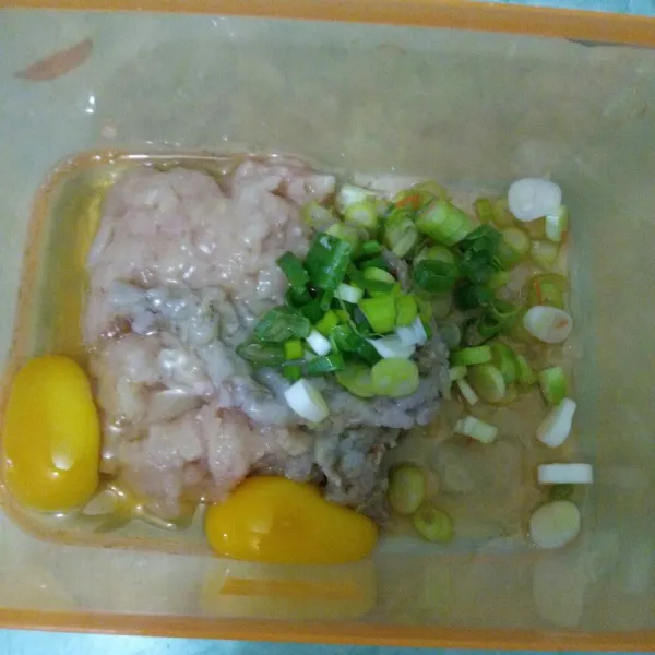 Campurkan ayam, udang, daun bawang dan telur, lalu aduk rata.