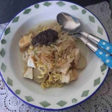 Penyajian: tata potongan lontong di piring, beri mie dan potongan tahu, lalu siram dengan sayur taoge dan beri 1 sdm sambal petis. Siap untuk disajikan.