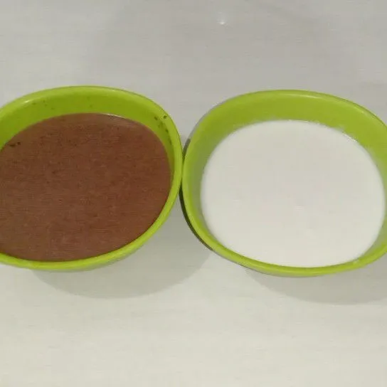 Bagi adonan menjadi 2 bagian sama rata kemudian tambahkan cokelat bubuk dan pewarna cokelat pada satu bagian adonan sedangkan 1 bagian adonan lagi tambahkan pewarna bubuk putih, aduk hingga tercampur rata.