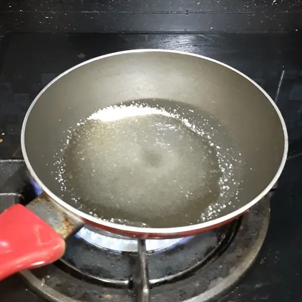 Caramel : Panaskan 2sdm gula dengan air sampai berwarna cokelat (jadi caramel) jangan kelamaan nanti terasa pahit.