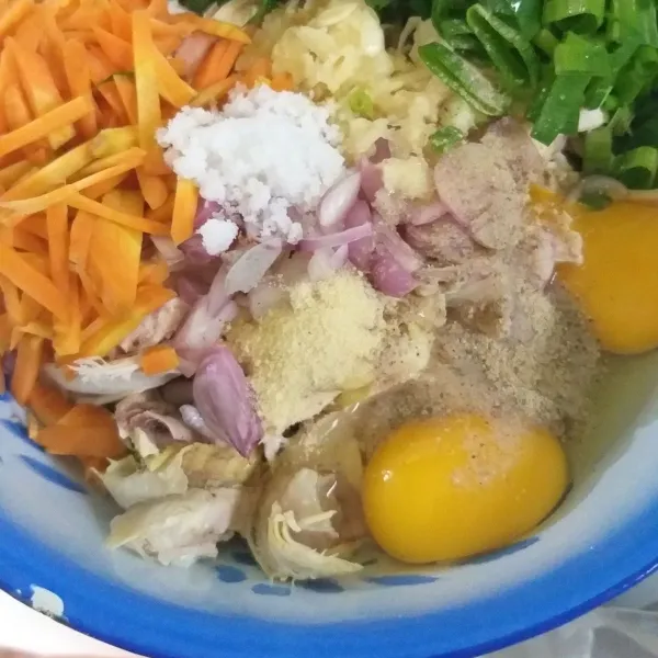 Tambahkan telur dan aduk rata. Koreksi rasa dengan test goreng/kukus sedikit.