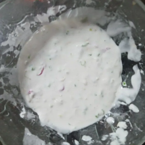 Campurkan tepung tapioka, daun bawang, bawang merah dan bawang putih yang telah dihaluskan. Masukkan gula dan garam. Setelah dimasukkan semua, tuangkan air panas dan uleni hingga adonan aci padat.