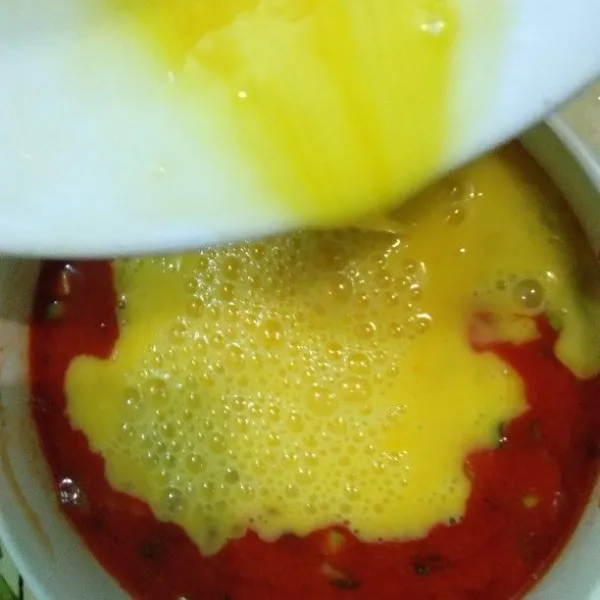 Masukkkan telur kocok, aduk sampai tercampur rata. Pindahkan ke mangkuk atau pinggan tahan panas.