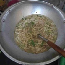 Masukkan taoge dan irisan daun bawang, bumbui dengan garam, kaldu bubuk dan lada bubuk, aduk rata. Masak kurang lebih 3 menit. Matikan api.