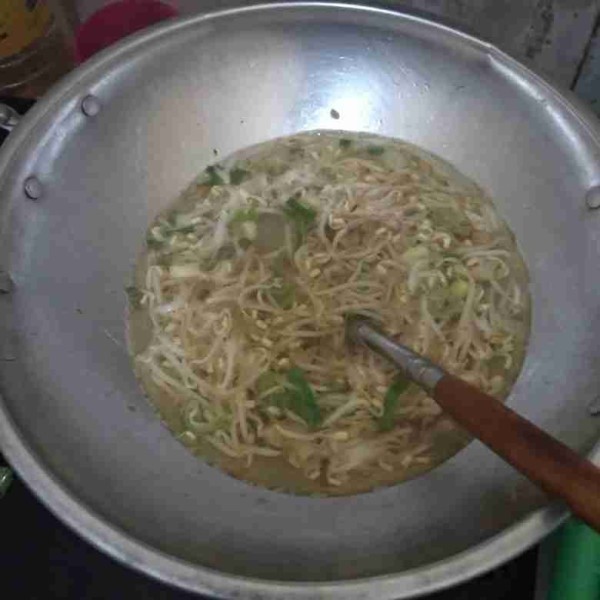 Masukkan taoge dan irisan daun bawang, bumbui dengan garam, kaldu bubuk dan lada bubuk, aduk rata. Masak kurang lebih 3 menit. Matikan api.