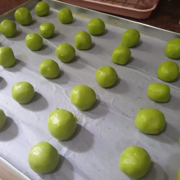 Olesi bagian atas nastar dengan 1 kuning telur lalu panggang di suhu 180 derajat celcius menggunakan api atas bawah selama 30 menit.