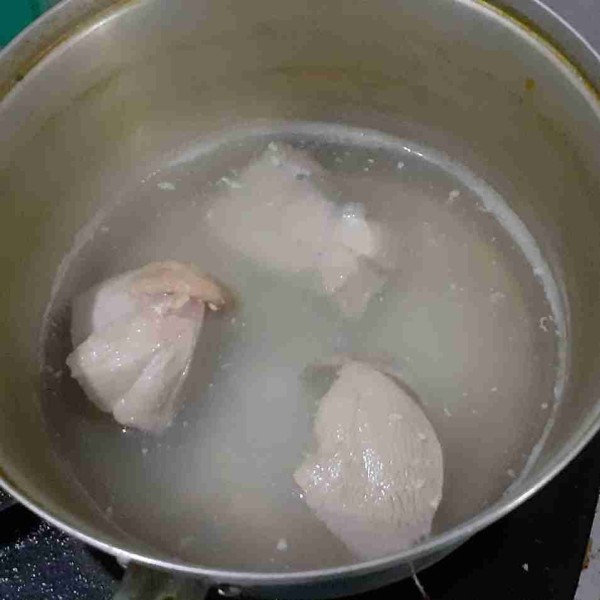 Rebus ayam dengan air mendidih hingga empuk, lalu suwir-suwir ayamnya. Simpan air kaldunya.