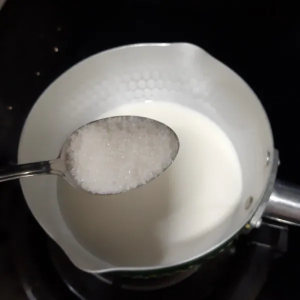 Custard : masak susu , vanili dan 1 sdm gula hingga muncul gelembung2 di pinggir. Matikan kompor. Angkat.