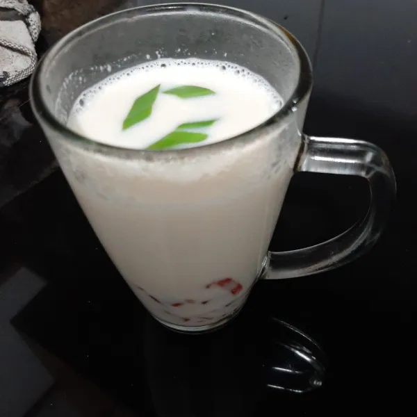 Sajikan susu jahe panas dengan pacar cina selagi hangat.